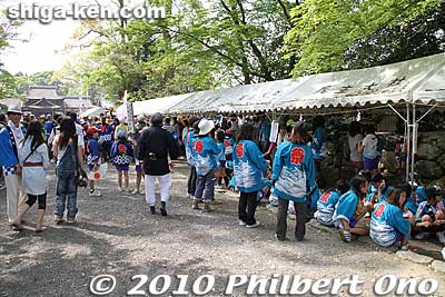 The children's mikoshi are parked along this path in front of the shrine.
Keywords: shiga yasu hyozu taisha shrine matsuri festival mikoshi portable shrine