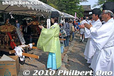 A priest blesses each children's mikoshi.
Keywords: shiga yasu hyozu taisha shrine matsuri festival mikoshi portable shrine