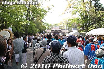 Festival crowd head for the shrine to pray.
Keywords: shiga yasu hyozu taisha shrine matsuri festival mikoshi portable shrine