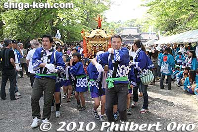 The children's mikoshi start to leave Hyozu Shrine as the festival winds down.
Keywords: shiga yasu hyozu taisha shrine matsuri festival mikoshi portable shrine