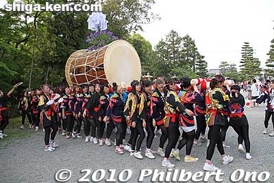 The Ayame taiko girls turn back for the last time and head for the shrine.
Keywords: shiga yasu hyozu taisha shrine matsuri festival mikoshi portable shrine