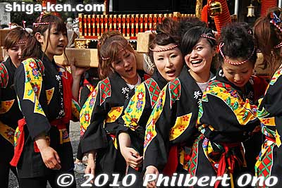 Also see my [url=http://www.youtube.com/watch?v=XqVS_P7Nccg]video at YouTube[/url].
Keywords: shiga yasu hyozu taisha shrine matsuri festival mikoshi portable shrine