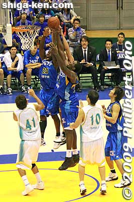 Reaching high.
Keywords: shiga yasu lakestars pro basketball game bj-league Takamatsu Five Arrows 