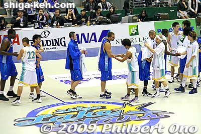 Players shake hands after the game.
Keywords: shiga yasu lakestars pro basketball game bj-league Takamatsu Five Arrows 