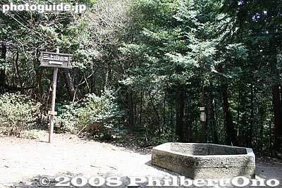 Halfway point called Uchikoshi 打越. It's a small clearing and crossroads for multiple trails. Also a good place to harvest matsutake mushrooms during the fall (Sept. 23-Nov. 3).
Keywords: shiga yasu mt. mikami mountain hiking forest trees