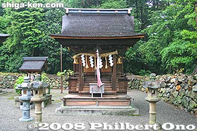 Wakamiya Shrine on the left of the Honden. 若宮社
Keywords: shiga yasu mikami jinja shinto shrine