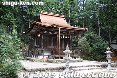 Osasahara Shrine's Honden Hall. The shrine dates from the mid-Heian Period. It is dedicated to a god named Susano-o.
Keywords: shiga yasu osasahara shinto shrine national treasure 