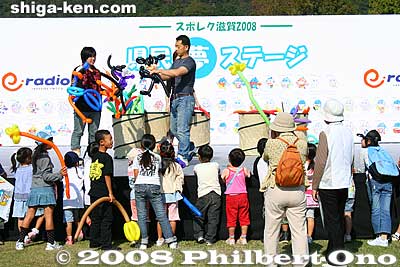 On the first day Oct. 18, 2008, this stage featured an entertainment program from 9:30 am to 11:15 am. It included this balloon session for kids.
Keywords: shiga yasu kibogaoka park sports recreation shiga 2008 event festival meet 