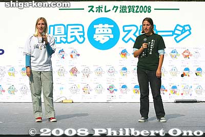 Jamie and Megan Thompson sing [url=http://photoguide.jp/txt/Lake_Biwa_Rowing_Song]"Lake Biwa Rowing Song"[/url] at Sports Recreation Shiga 2008 on Oct. 18, 2008 in Kibogaoka Park, Yasu, Shiga Pref.
Keywords: shiga yasu kibogaoka park sports recreation shiga 2008 event festival meet lake biwa rowing song 