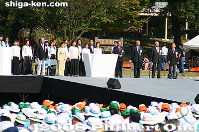 The opening ceremony stage was at the front and center, looking very tiny to most of us. Shiga Governor Yukiko Kada is in a yellow pants suit.
Keywords: shiga yasu kibogaoka park sports recreation shiga 2008 event festival meet opening ceremony athletes