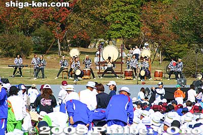 A taiko troupe performs.
Keywords: shiga yasu kibogaoka park sports recreation shiga 2008 event festival meet opening ceremony athletes