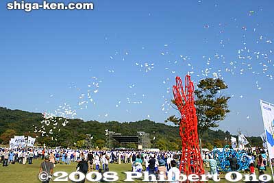 For the finale, they released these little balloons shaped like doves. This was to represent the sky.
Keywords: shiga yasu kibogaoka park sports recreation shiga 2008 event festival meet opening ceremony athletes