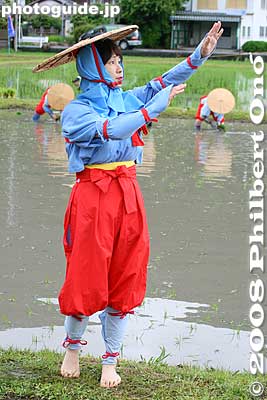 They wear a sedge hat (suge-kasa すげ笠), red trousers (緋ばかま), wrist covers (手甲), and leggings (脚絆).
Keywords: shiga yasu rice paddy paddies planting festival o-taue matsuri shigabestmatsuri