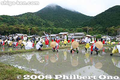 The Yuki Saiden rice paddy is in a scenic, rural location, with Mt. Mikami in the background. You can understand why it was selected to be the Yuki Saiden in 1928.
Keywords: shiga yasu rice paddy paddies planting festival o-taue matsuri