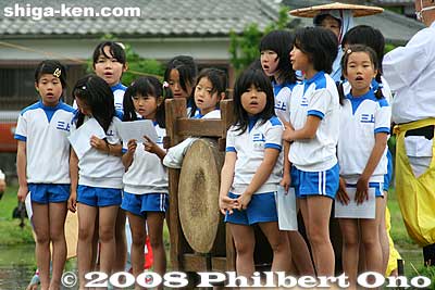 Young children also joined in the singing.
Keywords: shiga yasu rice paddy paddies planting festival o-taue matsuri