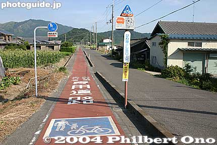 Cycling and pedestrian path in red in Notogawa, Higashi-Omi.
Keywords: shiga prefecture notogawa higashiomi water wheel