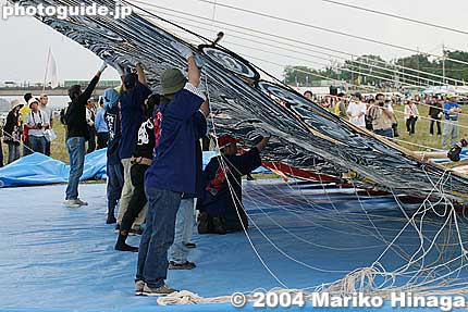 Stringing the kite
Keywords: shiga yokaichi giant kite festival 滋賀県　八日市　大凧祭り