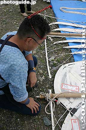 Snapped part being repaired.
Keywords: shiga yokaichi giant kite festival 滋賀県　八日市　大凧祭り