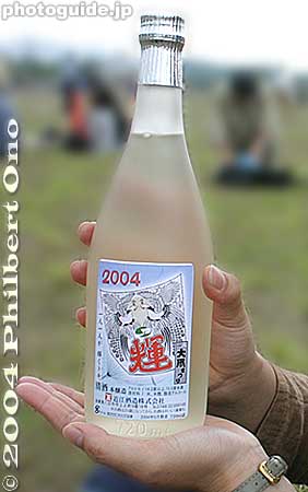 Giant Kite sake. The food and souvenir booths sold a variety of merchandise including this locally-brewed sake, complete with a label showing this year's kite design.
Keywords: shiga yokaichi giant kite festival 滋賀県　八日市　大凧祭り