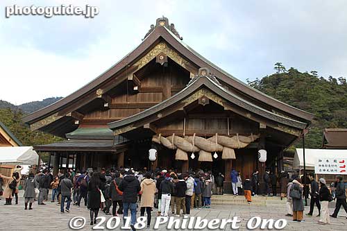 Izumo Taisha's Haiden worship hall where you can hold prayers and other ceremonies like in a church. Rebuilt in 1959 after the previous one was lost in a fire in 1953. 拝殿
Keywords: shimane Izumo Taisha Shrine matsuri01