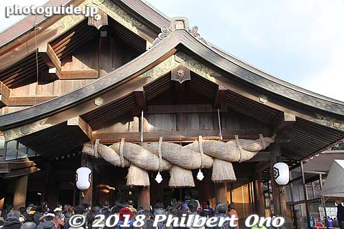 Izumo Taisha's Haiden worship hall's shimenawa sacred rope.
Keywords: shimane Izumo Taisha Shrine
