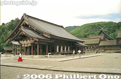 Haiden and Honden behind it.
Keywords: shimane izumo taisha shinto shrine