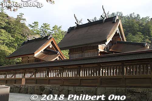 The large roof of the Honden Hall (god's residence) can be seen in the center.
Keywords: shimane Izumo Taisha Shrine
