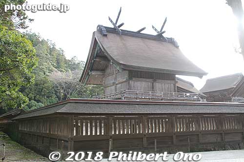 Izumo Taisha's Honden built in the Taisha-zukuri style as seen from the left corner. National Treasure. 本殿
Keywords: shimane Izumo Taisha Shrine