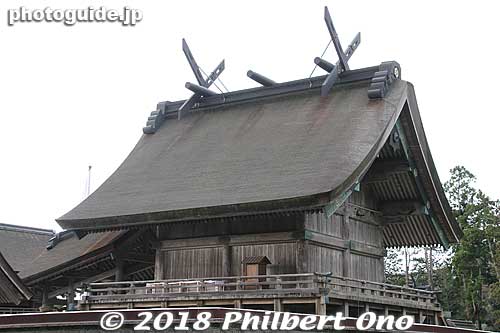Izumo Taisha's Honden, a National Treasure. The V-shaped roof ornaments (chigi), an unmistakable trademark of Shinto, also look slightly different from other shrine architectural styles.
Keywords: shimane Izumo Taisha Shrine japanshrine