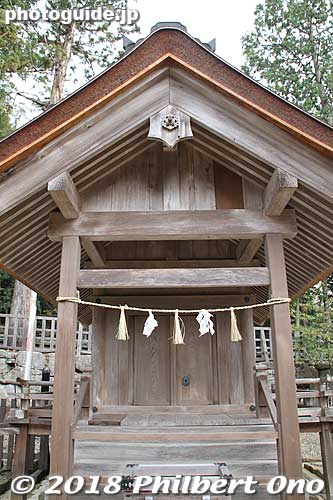 Izumo Taisha has many smaller shrines surrounding it. 
Keywords: shimane Izumo Taisha Shrine