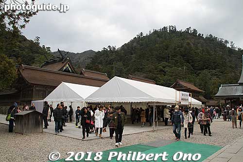Near the gate to the Honden are souvenir tents during New Year's.
Keywords: shimane Izumo Taisha Shrine