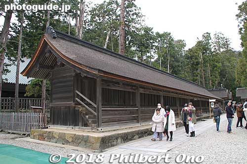 West Jukusha Shrines where visiting gods lodge during the Kami-ari-zuki festival. There's also a twin building on the east side. 十九社 八百萬神
Keywords: shimane Izumo Taisha Shrine