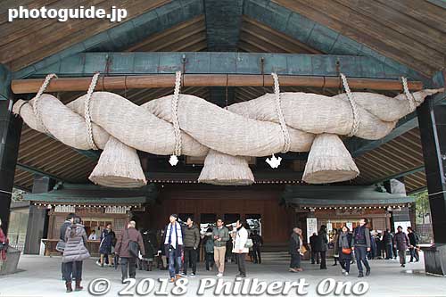 Giant shimenawa straw rope of Izumo Taisha Shrine's Kaguraden, the largest sacred rope in Japan. Weighs 5 tons.
Keywords: shimane Izumo Taisha Shrine japanshrine