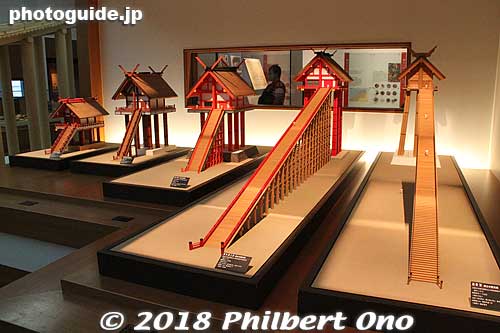 It is unknown exactly what Izumo Taisha's Honden Hall looked like during the 13th century Kamakura Period. Based on the evidence they could find, five researchers built their own scale models of what they thought the Honden Hall looked like.
Keywords: Shimane Museum Ancient Izumo