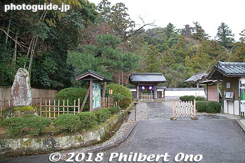 Entrance to Gesshoji Temple with numerous tombs for the Matsudaira clan who ruled the Matsue domain.
Keywords: shimane matsue Gesshoji Temple