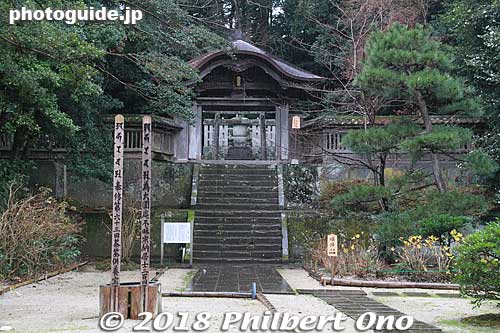 Approaching the tomb of Matsudaira Harusato (Fumai), seventh lord of the Matsudaira clan.
Keywords: shimane matsue Gesshoji Temple