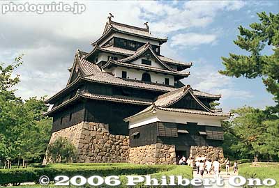 Amid a complex of moats, stone walls, and reconstructed turrets, the main castle tower largely retains its original 17th-century construction and stands five stories high. 
Keywords: shimane matsue castle national treasure