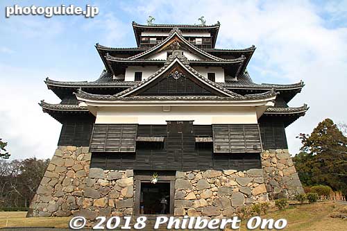 Thanks to a wealthy farmer and former Matsue samurai, Matsue Castle was saved and not destroyed like most other castles.
One of the San'in Region's major sights and one of the major castles along the Sea of Japan coast.
Keywords: shimane matsue castle national treasure