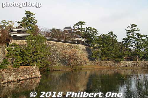 You can see this stone wall topped by three turrets.
Keywords: shimane matsue castle national treasure