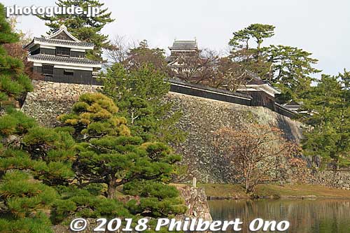 On the left is the South Turret and on the right is the Central Turret. They were reconstructed in 2001.
Keywords: shimane matsue castle national treasure