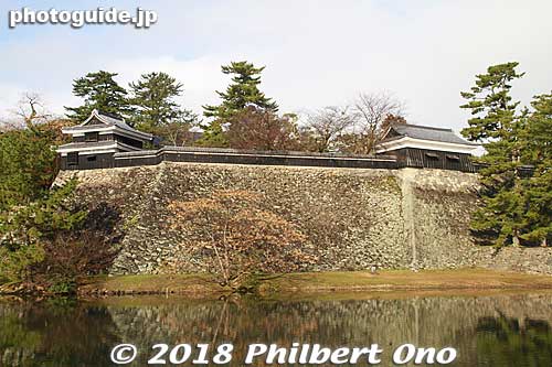 On the left is the South Turret and on the right is the Central Turret. 
Keywords: shimane matsue castle national treasure