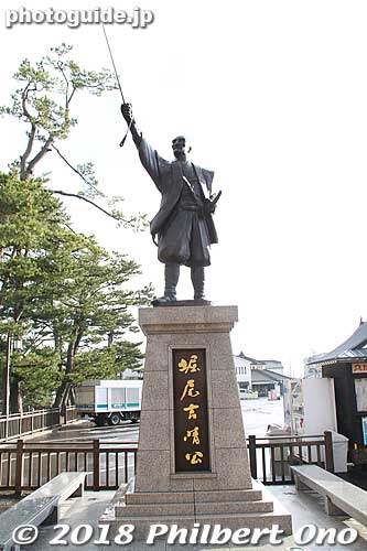 Statue of Lord Horio Yoshiharu who first built Matsue Castle in 1611.
Keywords: shimane matsue castle