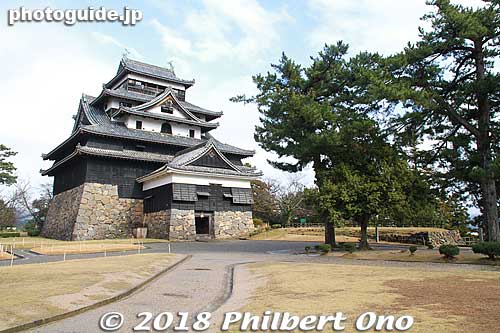 Matsue Castle's main tower (National Treasure). It was built as a watchtower and it was not a residence for the castle lord.
Keywords: shimane Matsue Castle National Treasure