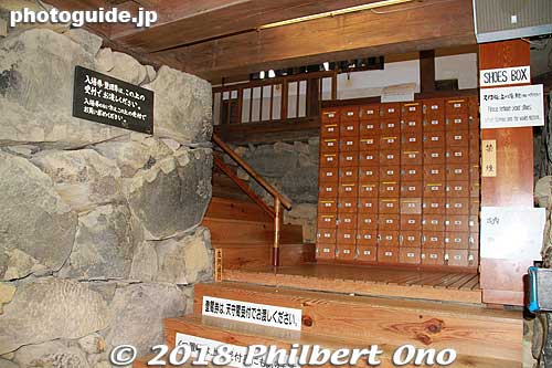 Matsue Castle's entrance hall. You must take off your shoes. Admission charged. Foreigners may get a discount.
Keywords: shimane Matsue Castle National Treasure