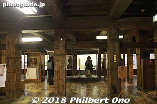 Matsue Castle's main tower is basically a museum with showcases of samurai artifacts. No air conditioning.
Keywords: shimane Matsue Castle National Treasure
