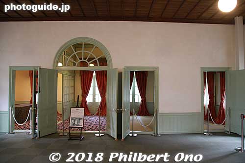 One end of the Kounkaku's upper floor was the lodging quarters for Crown Prince Yoshihito who stayed here in 1907 while he toured the San'in Region.
Keywords: shimane Matsue Castle kounkaku guesthouse