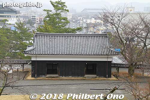 View of the Central Turret from the Kounkaku balcony.
Keywords: shimane Matsue Castle kounkaku guesthouse
