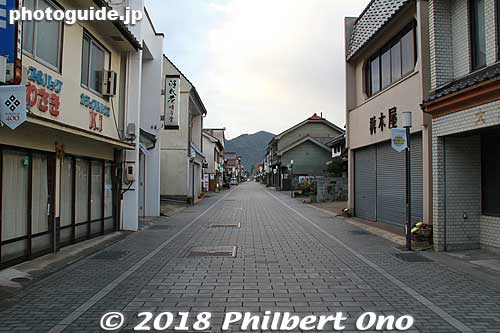 Tono-machi road in early morning.
Keywords: shimane tsuwano