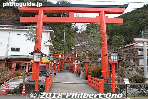 Entering Taikodani Inari Jinja Shrine.
Keywords: shimane tsuwano Taikodani Inari Jinja Shrine