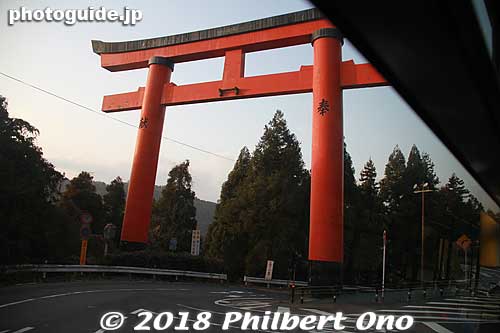This is what the torii looks like up close. It's a giant torii next to the mountain highway on the way to Tsuwano. Donated by someone for the shrine.
Keywords: shimane tsuwano Taikodani Inari Jinja Shrine